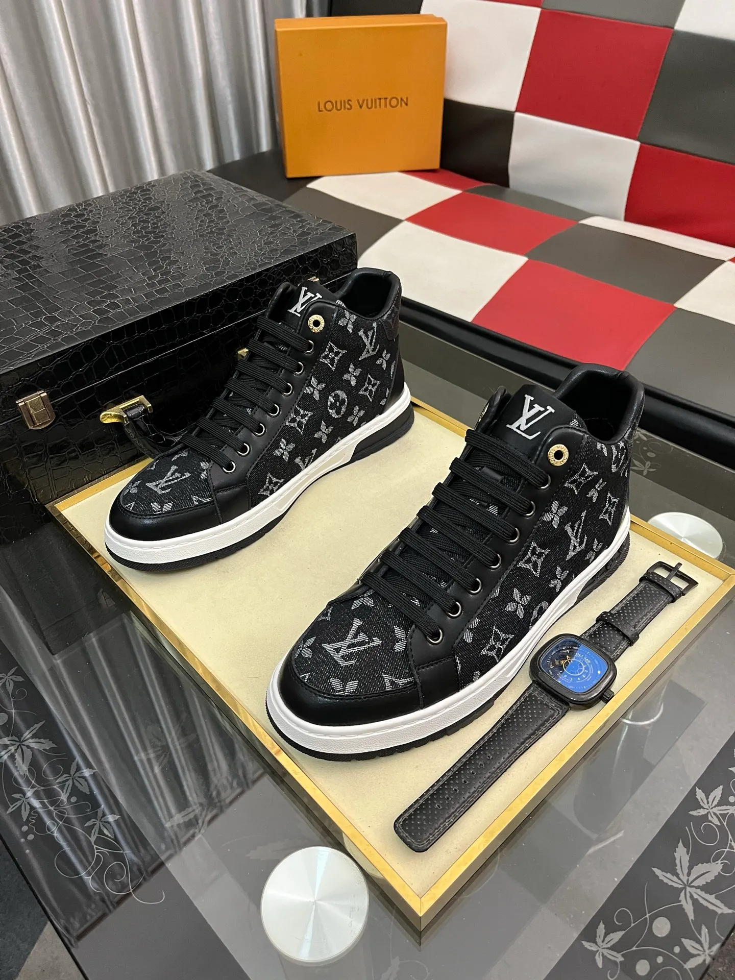 Men's shoes 💰420⌚️⌚️《Louis vuitton/LV Louis Vuitton》original quality.~ Unique modern style sneakers. 🏃A must-have casual shoe for trendy men😍😍 Original brand imported from Italy, imported original leather, cowhide lining (refuses to discolor and grind feet) sole: original sole provided by the original factory, French lazy style design ⚠️Fit to the feet, original quality, super comfortable original sole. Code number: 38-442️⃣Colors available